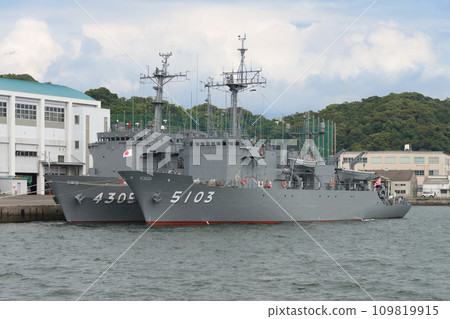 Maritime Self-Defense Force oceanographic observation ship Suma & multi-purpose support ship Enshu 109819915