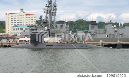 海上自衛隊「若潮號」潛水艇停泊 109819923