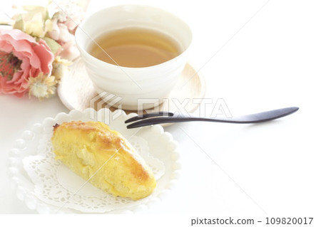 Tea time with sweet potatoes 109820017
