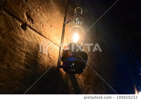 石牆上的燈發出奇妙的光線 109820252