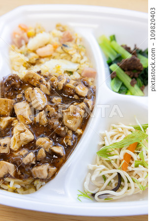 美味的麻婆豆腐炒飯午餐 109820403