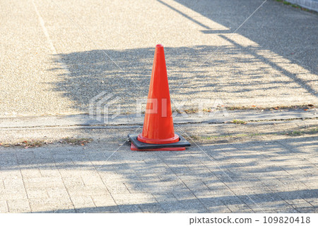 安裝在道路上的三角錐 安裝在道路上的三角錐 109820418