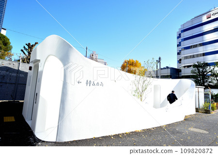 Shibuya Ward Nishi-sando public toilet scenery Shibuya Ward Nishi-sando public toilet scenery 109820872