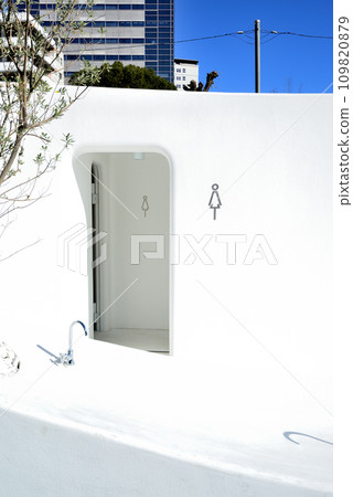 Shibuya Ward Nishi-sando public toilet scenery Shibuya Ward Nishi-sando public toilet scenery 109820879