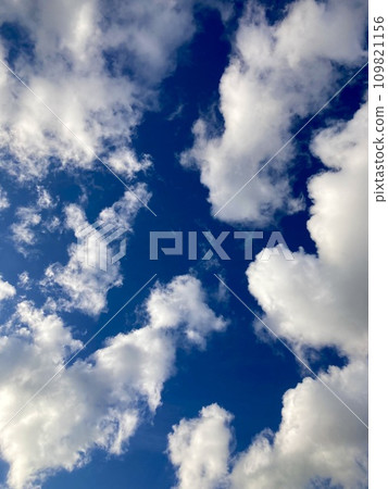 夏日蔚藍的天空飄浮著棉花般的雲朵 109821156