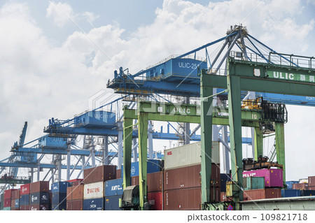 View of the container pier and crane equipment in the port of Keelung, Taiwan. 109821718