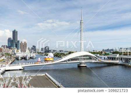 Landscape view of the beautiful Dagang Bridge (Great Harbor Bridge) connecting Pier-2 Art Center and Peng-lai Commercial Harbor in Kaohsiung, Taiwan. Landscape view of the beautiful Dagang Bridge (Great Harbor Bridge) connecting Pier-2 Art Center and Peng-lai Commercial Harbor in Kaohsiung, Taiwan. 109821723