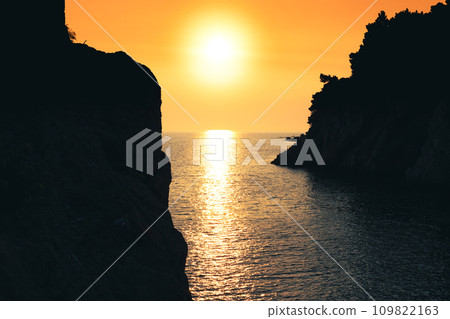 Sunset at sea. Sun reflecting out of the water 109822163