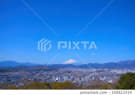 春季從神奈川縣秦野市弘法山公園權現山展望台向西眺望（秦野市、富士山、金時山、高松山等） 109822419