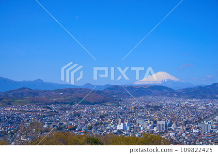 春季從神奈川縣秦野市弘法山公園權現山展望台向西眺望（秦野市、富士山、金時山等） 109822425