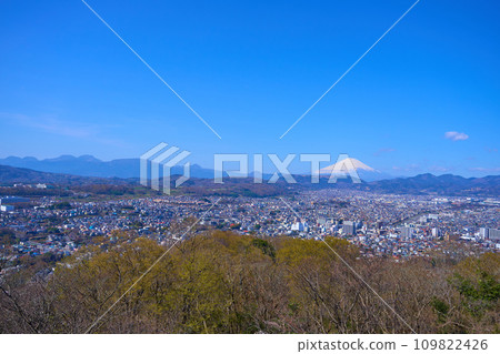 春季從神奈川縣秦野市弘法山公園權現山展望台向西眺望（秦野市、富士山、金時山、高松山等） 109822426