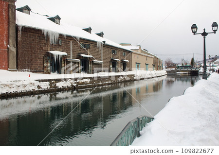 Otaru Canal and brick warehouses 109822677