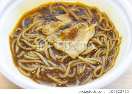 Delicious curry soba 109822753