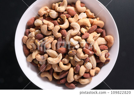 Mixed nuts served in a plate 109822820