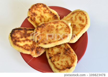 Pancakes made from cottage cheese, cheesecakes on a plate. 109823478