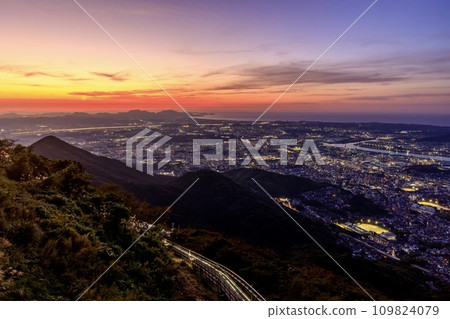 Evening view of Kitakyushu City from Sarakurayama Observation Deck, Fukuoka Prefecture (towards Kurosaki Station) 109824079