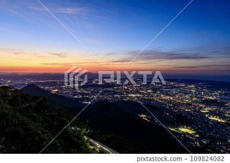 從福岡縣更倉山展望台（黑崎站方向）欣賞北九州市的夜景 109824082