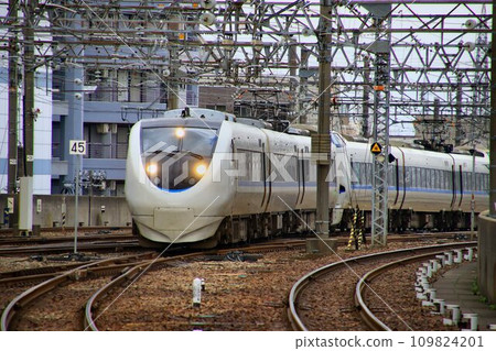 Connecting the Kansai region and Hokuriku region via the Kosei Line...Limited express Thunderbird 681 series Connecting the Kansai region and Hokuriku region via the Kosei Line...Limited express Thunderbird 681 series 109824201