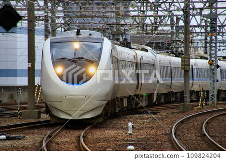 透過湖西線連接關西地區和北陸地區...特急雷鳥681系列 109824204