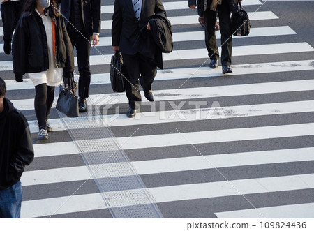 人們在冬季城市的十字路口過行人穿越道 109824436