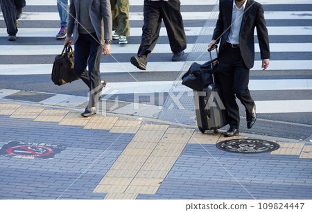 人們在冬季城市的十字路口過行人穿越道 109824447