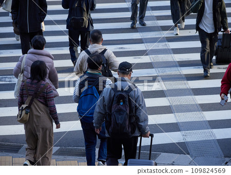 人們在冬季城市的十字路口過行人穿越道 109824569