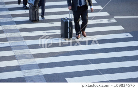 一名商人在冬季城市的十字路口穿過人行道 109824570