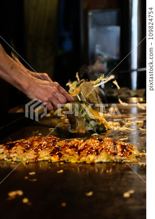 A delicious Okonomiyaki 109824754
