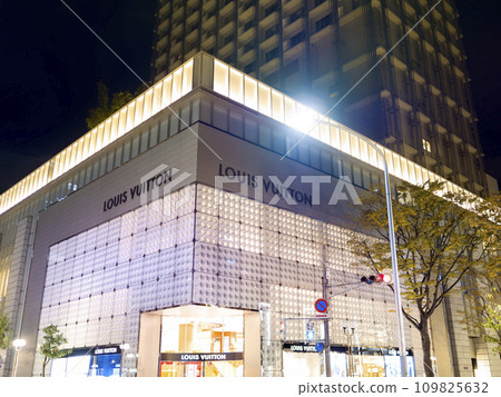 Illuminated luxury brand shop / Kobe, Japan 109825632