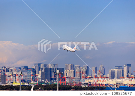 從羽田機場起飛的客機和羽田海岸附近的建築物 109825677