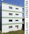 公寓大樓一側的外牆和窗戶 109825766
