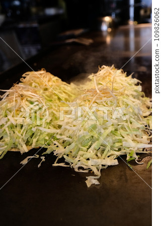 Process of making okonomiyaki 109826062