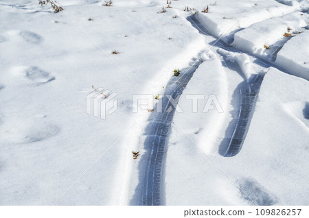 雪地裡的輪胎痕跡 雪地裡的輪胎痕跡 109826257