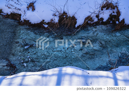 Mysterious Koono River where hot spring flowers remain 109826322