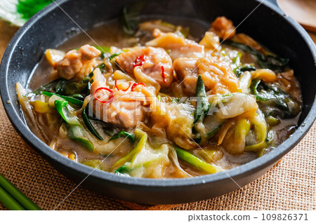 Stir-fried chicken and rice cake 109826371