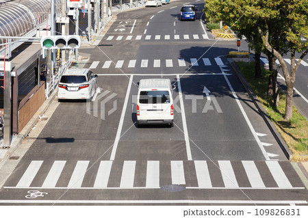 Road with three lanes on each side 109826831