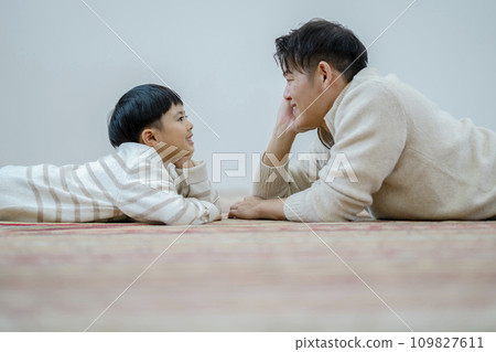 Father in his 30s and 7-year-old son Father in his 30s and 7-year-old son 109827611