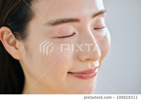 30多歲女人閉眼皮膚 109828311
