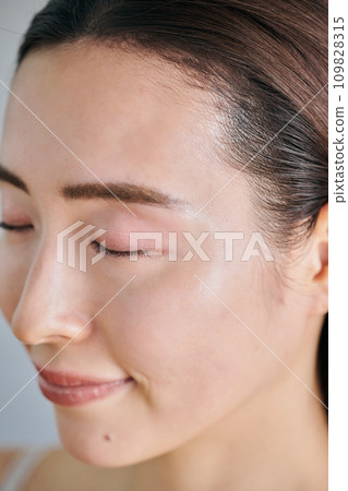 Skin of a woman in her 30s with her eyes closed 109828315