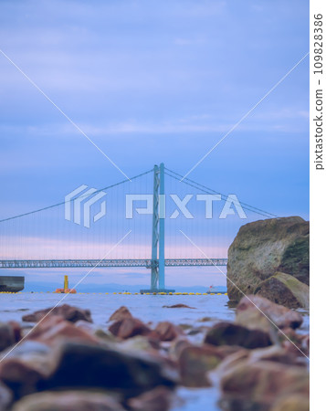 [兵庫縣] 從巖谷港看到的明石海峽大橋 109828386