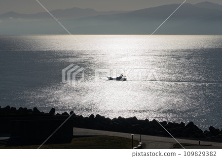 沐浴著清晨陽光的漁船 沐浴著清晨陽光的漁船 109829382