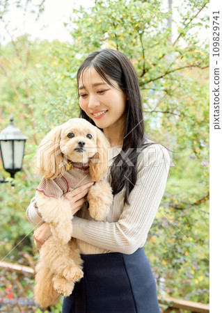 A woman interacting with her dog at a dog cafe 109829741