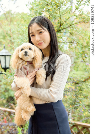 A woman interacting with her dog at a dog cafe 109829742