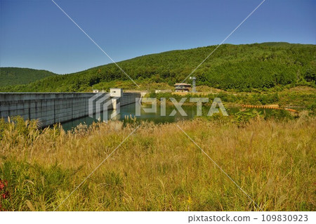 Embankment body of Nakanogata dam and dam lake Embankment body of Nakanogata dam and dam lake 109830923