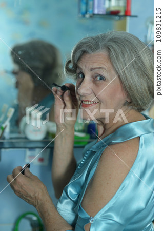Portrait of beautiful old woman doing makeup 109831215
