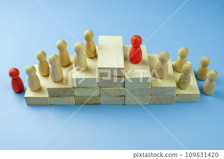 Leader and manager. The figures climb the stairs. 109831420