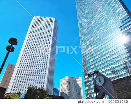 Autumn Shinjuku subcenter cityscape shining against the blue sky (November 2023) Autumn Shinjuku subcenter cityscape shining against the blue sky (November 2023) 109831486