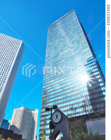 Autumn Shinjuku subcenter cityscape shining against the blue sky (November 2023) 109831488