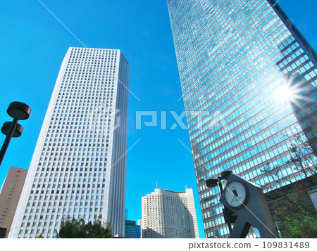 Autumn Shinjuku subcenter cityscape shining against the blue sky (November 2023) 109831489