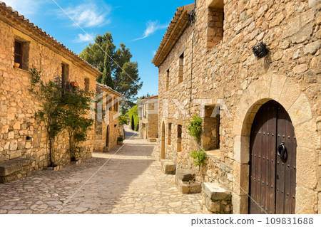 Old street with in the historic center of Siurana, Tarragona, Spain 109831688